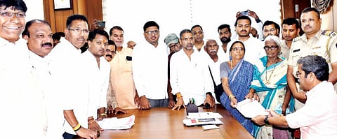 ठाकरे गटाच्या मोर्चात आ. तनपुरे अन् लंकेही ! जमिनी हडपणार्यांवर कारवाईची मागणी