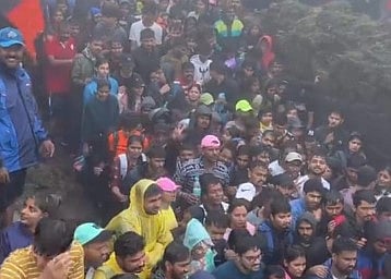 लोणावळा : लोहगडावर तुंबळ गर्दी ! चार तास पर्यटक अडकले