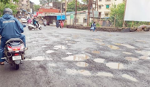पुणे : रस्त्यावरील खड्ड्यांवरून अभियंत्याला नोटीस
