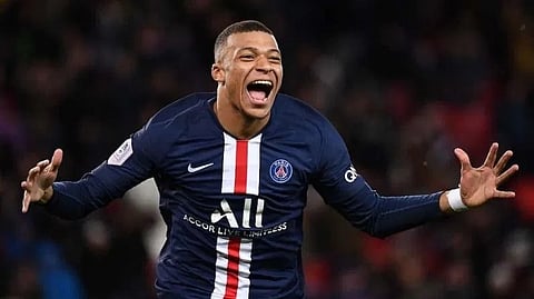 Kylian Mbappe : एम्बाप्पेला 2700 कोटींची ऑफर! सौदी क्लब ‘अल हिलाल’ रोनाल्डोपेक्षा 900 कोटी ज्यादा देणार