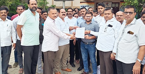 मुनींच्या हत्येच्या निषेधार्थ मोर्चा; कर्जत नायब तहसीलदारांना सकल जैन समाजातर्फे निवेदन