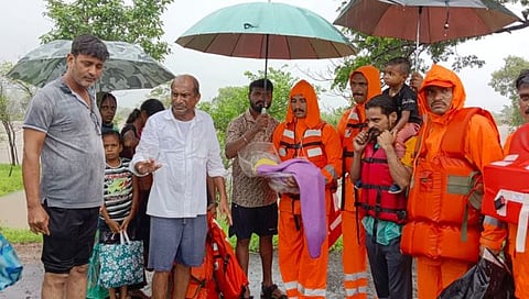 रायगड : एनडीआरएफच्या टीमने वाचवले १० दिवसाच्या बाळसह ६ जणांचे जीव