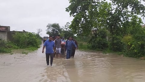 चंद्रपूर : कंबरभर पाण्यातून रूग्णालयात पोहोचविलेल्या महिलेने दिला बाळाला जन्म!