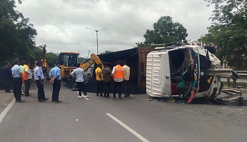 कंटेनर पलटी होऊन मुंबई-बंगळुरु महामार्गावर लागला कोळशाचा डिग