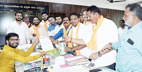 अहमदनगर : शिवसेनेकडून आयुक्तांना कंदिल भेट; बंद पथदिव्यांच्या निषेध