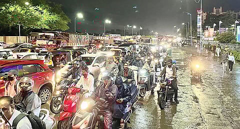 विमाननगर परिसरातील फिनिक्स चौकात वाहतूक कोंडीची समस्या दिवसेंदिवस गंभीर होत आहे.