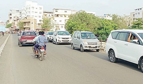 देहूतील इंद्रायणी पुलावरच होतेय पार्किंग