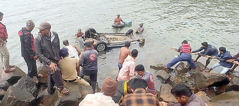 निरा देवघर धरणात कार कोसळली ; पुण्यातील तिघांचा बुडून मृत्यू