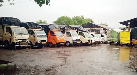 नगर : पावसामुळे कांद्याचे लिलाव ठप्प ; दीडशे ते दोनशे वाहने कांदा घेऊन बाजार समितीत उभी