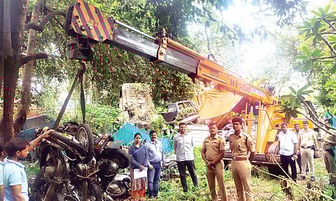 धायरी : सिंहगड रस्त्याचा पदपथ मोकळा