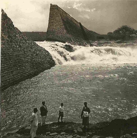 पानशेत धरणफुटी : अक्षरश: इमारती डोळ्यांदेखत वाहून गेल्या..!