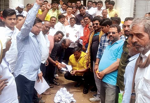 नगर : मालमत्ता करवाढीला तीव्र विरोध ; नगरपंचायतसमोर ग्रामस्थांनी मांडला ठिय्या