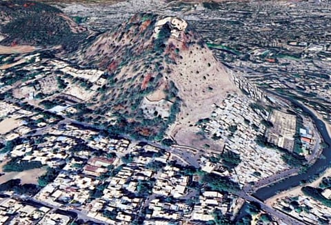 पर्वती बनली धोकादायक ! खडक होतोय जीर्ण-शीर्ण; डोंगर घुशींनी पोखरला