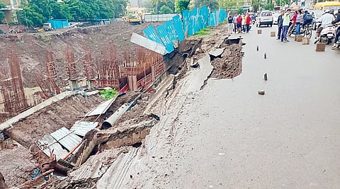 पिंपरी चिंचवड शहरातील खोदाई केल्याने रस्ता खचला; जीवितहानी नाही