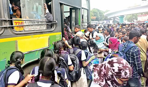 ‘पीएमपी’त दमछाक ! पुण्यात ‘पीक अवर’ला तुफान गर्दी