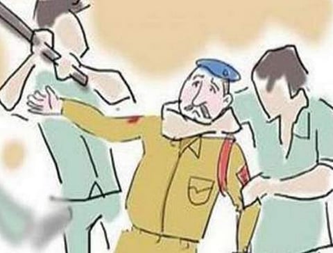 पुण्यातील पोलिसही असुरक्षित! काचेच्या ट्युबने मारहाण