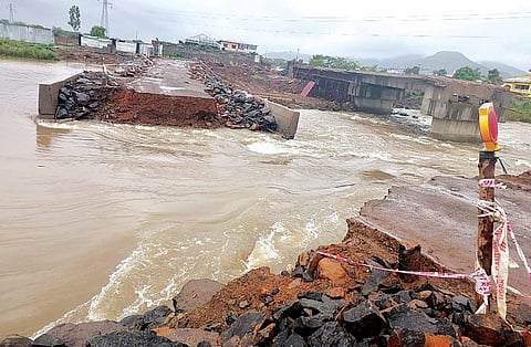 पुणे : मुसळधार पावसामुळे वडिवळे पूल गेला वाहून