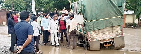 पुणे : वाल्ह्यात खड्डेमय रस्त्यांमुळे अपघात