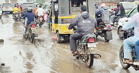 पुणे-नगर महामार्गावर पाण्याची डबकी
