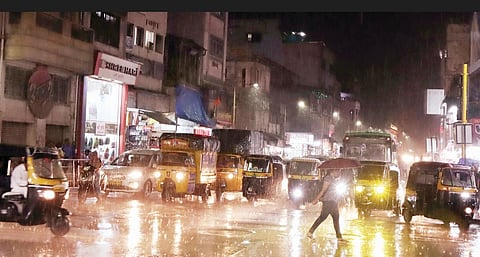 पुण्यात दिवसभर रिमझिम, रात्री संततधार