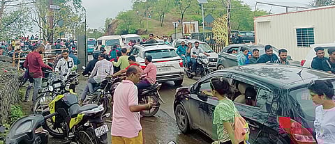सिंहगड, राजगड पर्यटकांनी हाऊसफुल्ल; घाट रस्त्यावर वाहनांच्या रांगा