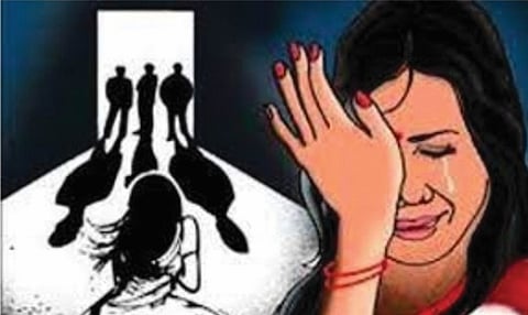 अंगावरील तीळ दाखव; ऑन कॅमेरा तरुणीसोबत संतापजनक कृत्य