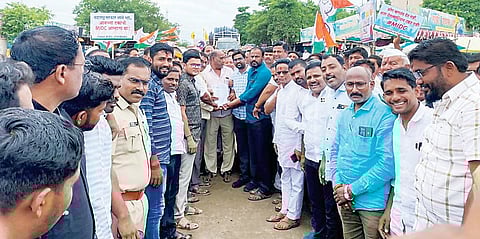 युवकांच्या हाताला रोजगार पाहिजे; राशीनमध्ये रास्ता रोको आंदोलन