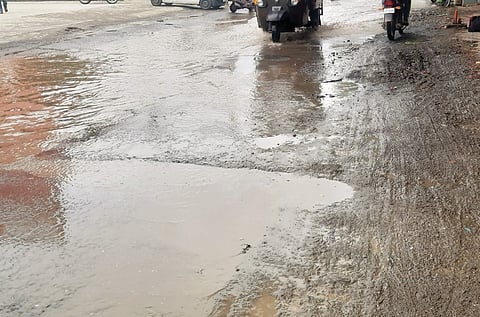 पहिल्याच पावसात पुण्यातील रस्त्यांची वाट !