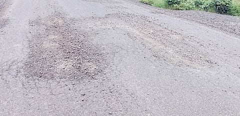 दोनच महिन्यांत रस्त्याची वाट! कुकाणा-घोडेगाव रस्त्यावर खड्डे
