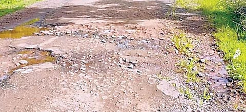 नगर : रस्ता दुरूस्तीसाठी ग्रामस्थ आक्रमक