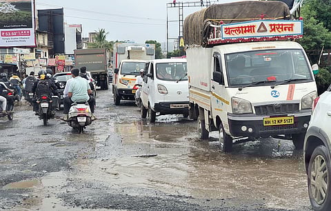 पुणे-कोलाड महामार्गावर खड्डे; पहिल्याच पावसात दुरवस्था