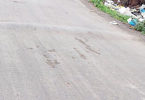 नारायणगाव : दीड महिन्यापूर्वी करण्यात आलेला रस्ता उखडला