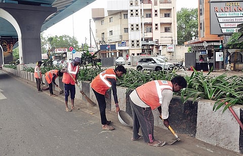 अहमदनगर : उड्डाणपुलाखालील रस्त्यावर चिखल, मातीमुळे अपघात