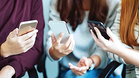 रिल्स पाहताय, वेळीच व्हा सावधान..! तुम्हालाही होऊ शकतो ब्रेन फॉग