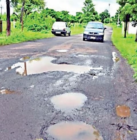 नगर : रूईछत्तीशी-वाळकी रस्ता खड्ड्यात ! जिल्हा नियोजन निधीचा बोजवारा