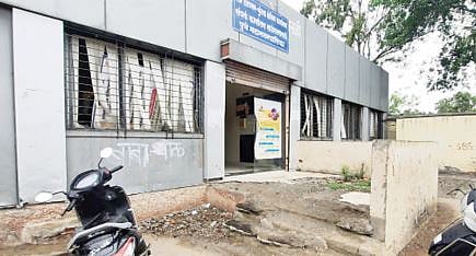 तुटलेल्या पायर्या अन् छतातून गळती ; साडेसतरानळी येथे महापालिकेच्या संपर्क कार्यालयाची दुरवस्था