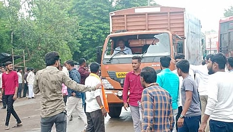 नाशिक: सटाणा येथील मोर्चानंतर तरुणांची वाहनांवर तुफान दगडफेक