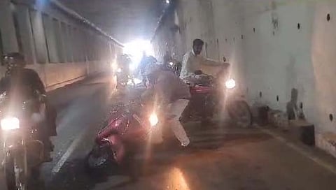 सातारा : ग्रेड सेपरेटरमध्ये वाहने घसरली; महिला गंभीर जखमी