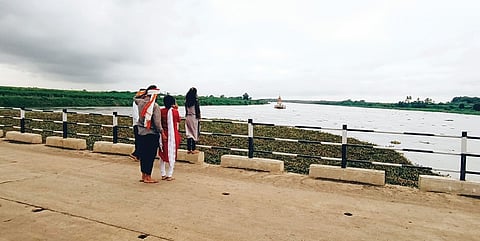 दौंड तालुक्यातील श्री रासाईदेवीचे मंदिर ठरतेय सेल्फी पॉइंट