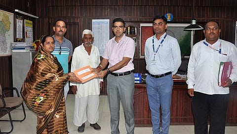 शहीद जवानाच्या कुटूंबियांना जिल्हाधिकारी जलज शर्मा यांच्या हस्ते धनादेश वितरीत