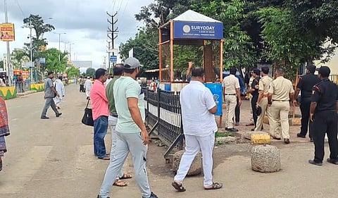 शिर्डी : अवैध वाहनांना श्रीसाईबाबा प्रसादालयासमोर प्रतिबंध..!