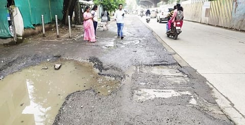 सिंहगड रस्ता गेला खड्ड्यात ! वाहतूक कोंडीमुळे नागरिकांची दैना