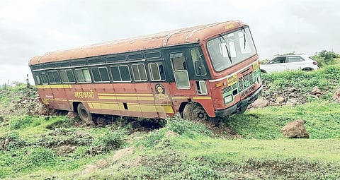 मालवाहतूक एसटीचा कुरकुंभ घाटात अपघात