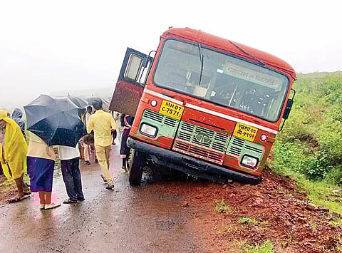 वाडा : ‘जलजीवन’चे निकृष्ट काम वाहनचालकांच्या मुळावर?