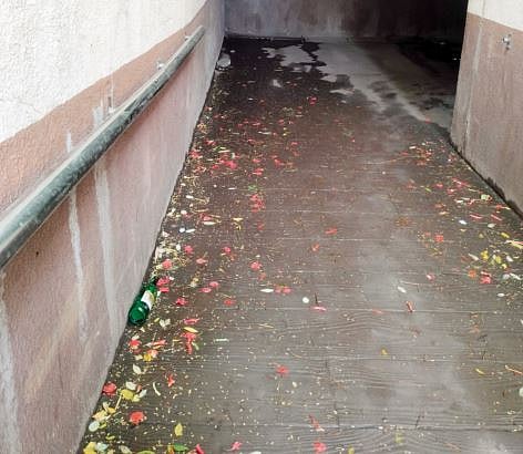 भुयारी मार्गात घाणीचे साम्राज्य ; औंध शासकीय रुग्णालयाकडे जाताना दुर्गंधीचा त्रास