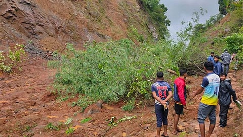 नाशिक: सुरगाणा-वासदा मार्गावरील उंबरठाणजवळ दरड कोसळली