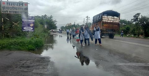तळेगाव-चाकण महामार्गाला आले तळ्याचे स्वरुप