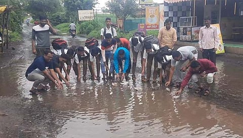कोल्हापूर : टोप-कासारवाडी फाट्यावर खड्ड्यातील पाण्यात कागदी बोट सोडून विद्यार्थ्यांचे आंदोलन