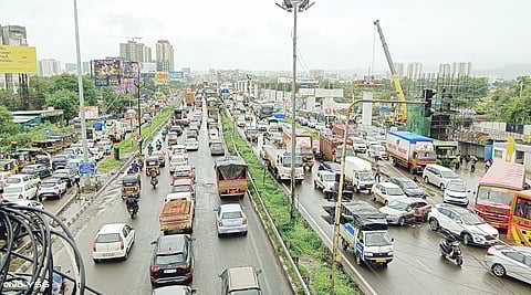 मुंबई-बंगळुरू महामार्गावर वाहनांची गर्दी