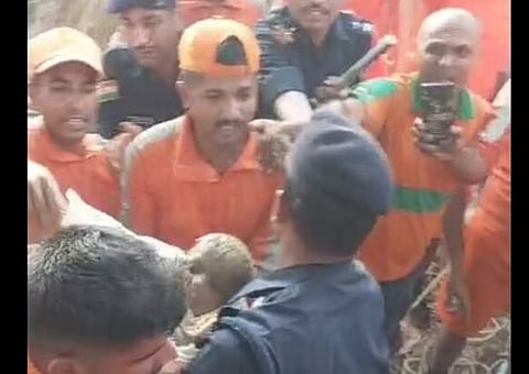 बोअरवेलमध्ये पडलेल्या चिमुकल्याची आठ तासांच्या अथक परिश्रमानंतर सुखरुप सुटका